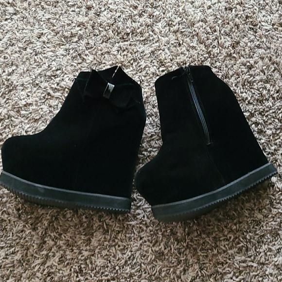 Shoes - Black Wedged Boots